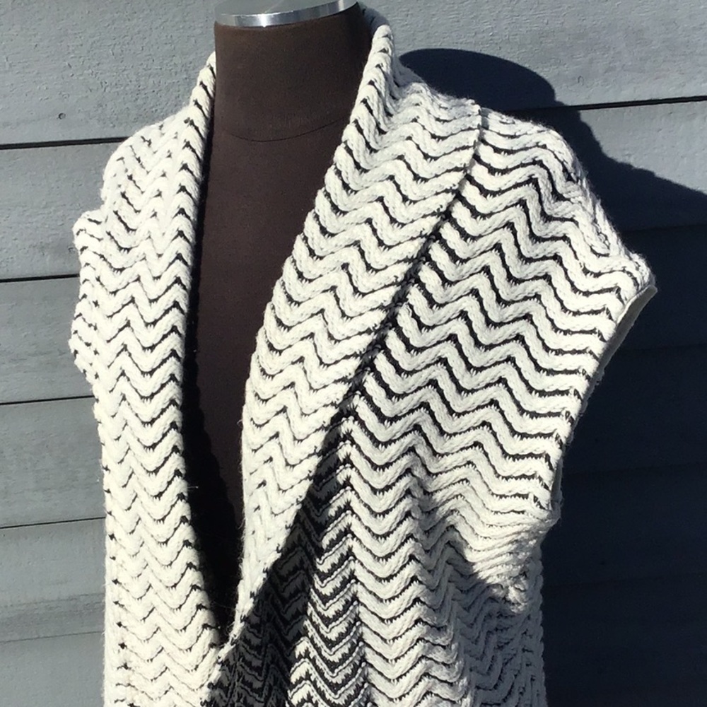 FYLO Cream & Black Zig-Zag Pattern Sweater Vest Small
